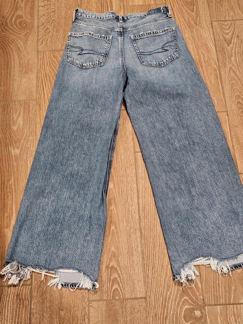 American Eagle Super High-Waisted Baggy Wide-Leg Jean - Picture 3 of 6